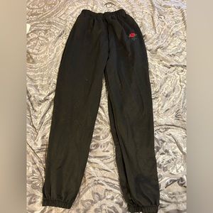 SHEIN Black cropped leg sweatpants w/ rose detail